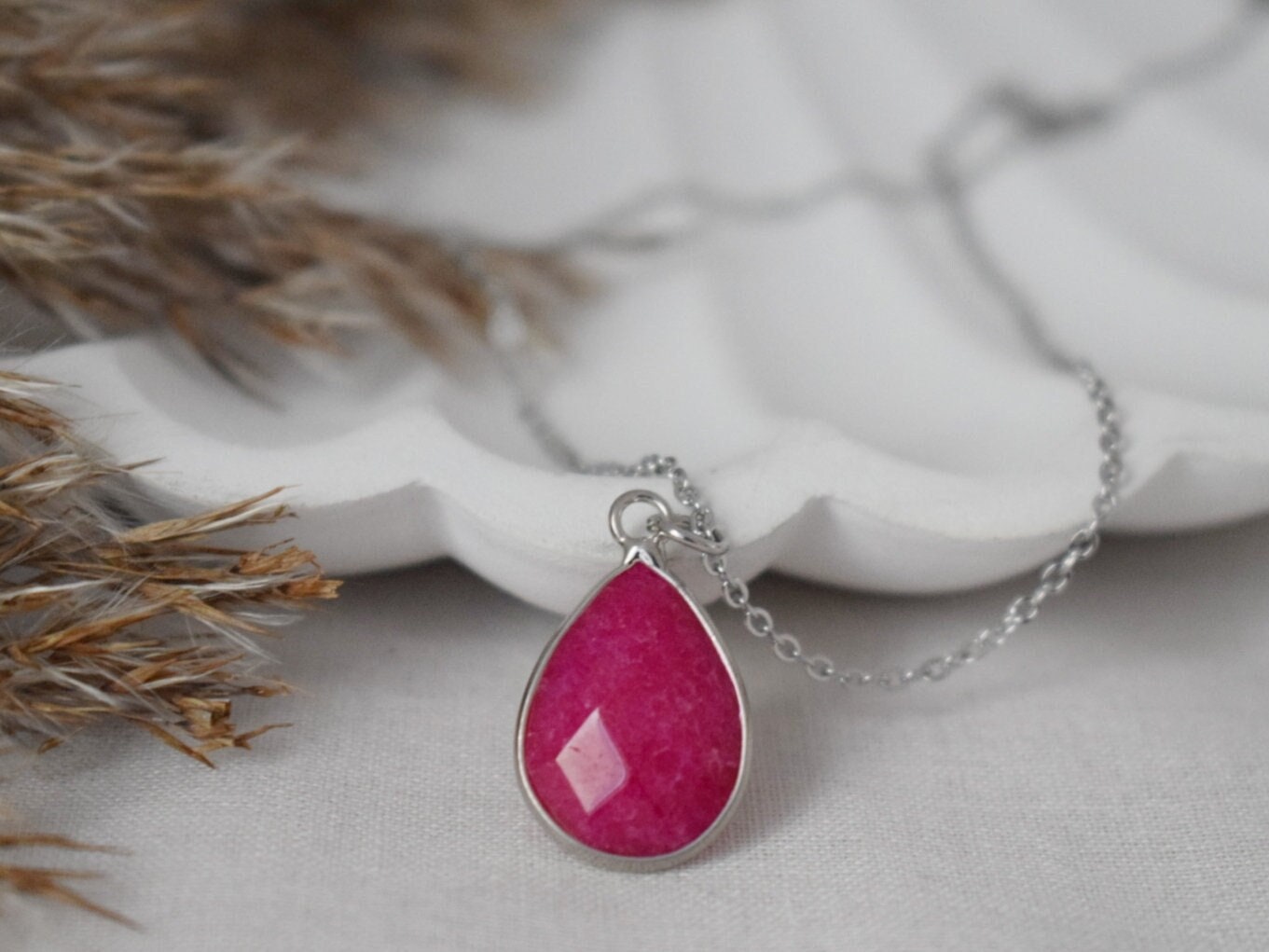 Rosa Jade Tropfen Halskette, Kamelie Farbe, Edelstein Tropfen Anhänger, Facettiert Stein, Statement Schmuck, Edelstahl, handgemachtes Geschenk für sie
