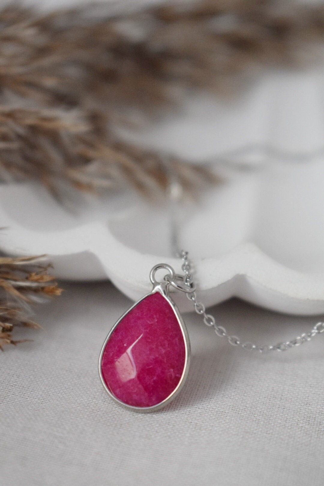 Rosa Jade Tropfen Halskette, Kamelie Farbe, Edelstein Tropfen Anhänger, Facettiert Stein, Statement Schmuck, Edelstahl, handgemachtes Geschenk für sie