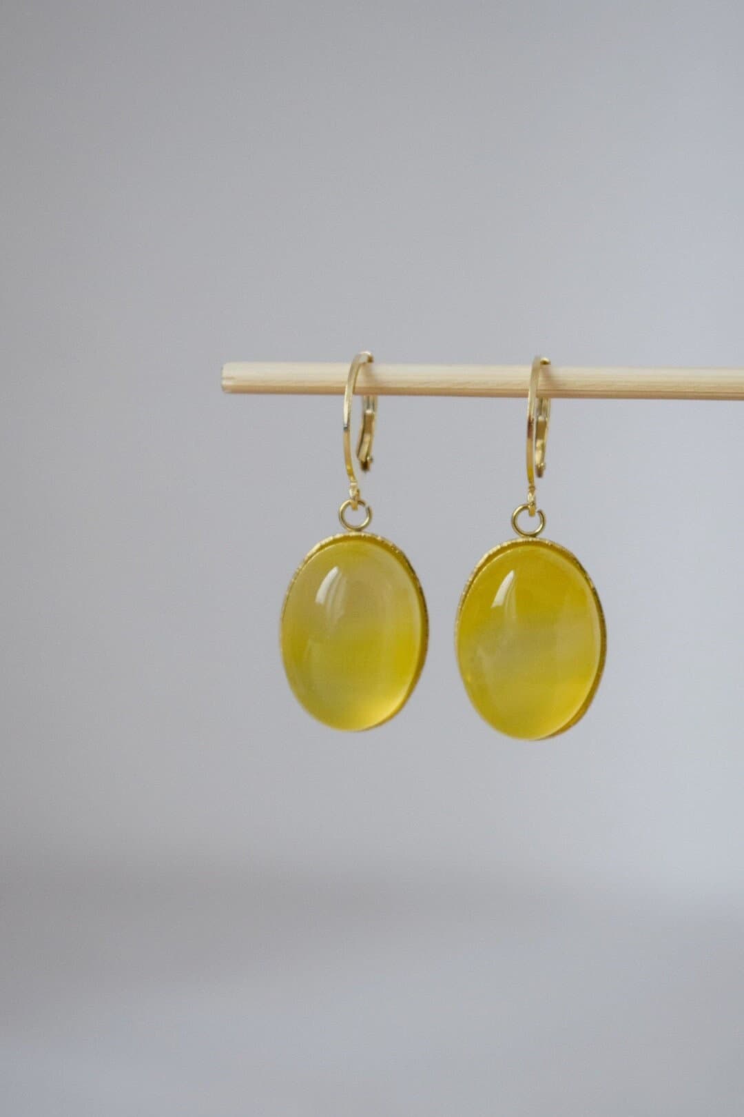 Gelbe Achat Ohrringe, Ovale Edelstein Ohrringe, Hängeohrringe aus Naturstein, Handgefertigter Schmuck, Muttertagsgeschenk für Sie