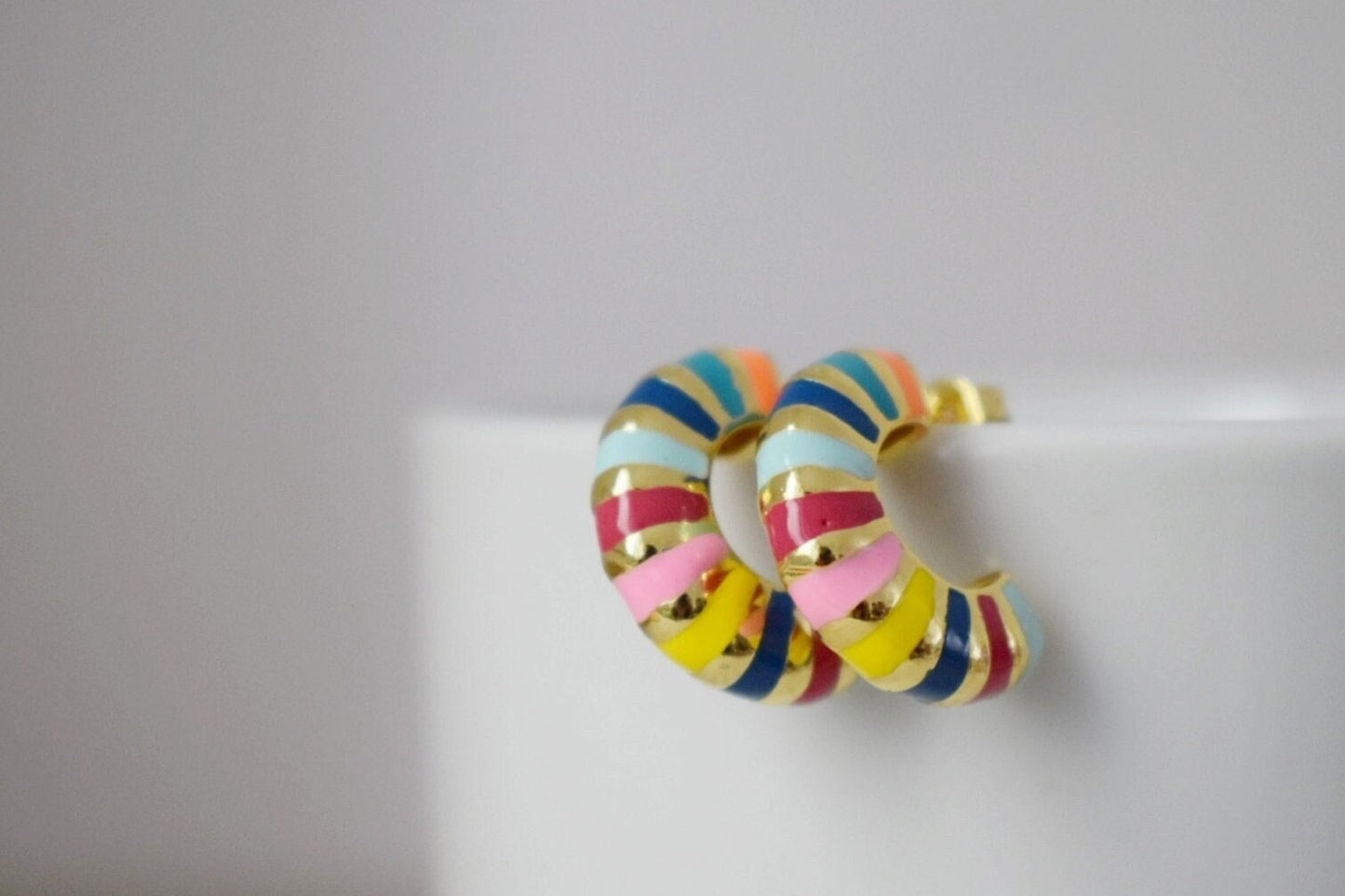 Halbkreis-Ohrstecker aus buntem Emaille, Halbkreis-Ohrringe, 18 Karat vergoldete C-förmige Ohrringe, Statement-Ohrringe, Modern, Geschenk für Frauen