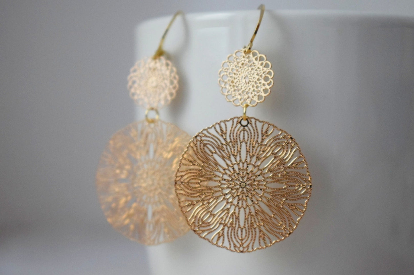 Ornament-Ohrringe für Frauen, Lange vergoldete Mandala-Ohrringe, Edelstahl-Ohrringe, filigrane Boho-Creolen, Schmuckgeschenk für Sie