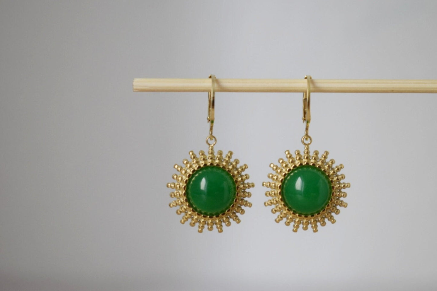 Grüne Jade Ohrringe Gold, Sonnenstrahlen Huggie Ohrringe, Sunburst, Grüne Edelstein Tropfen Ohrringe, Himmlisch, Naturstein, Schmuck Geschenk für Sie