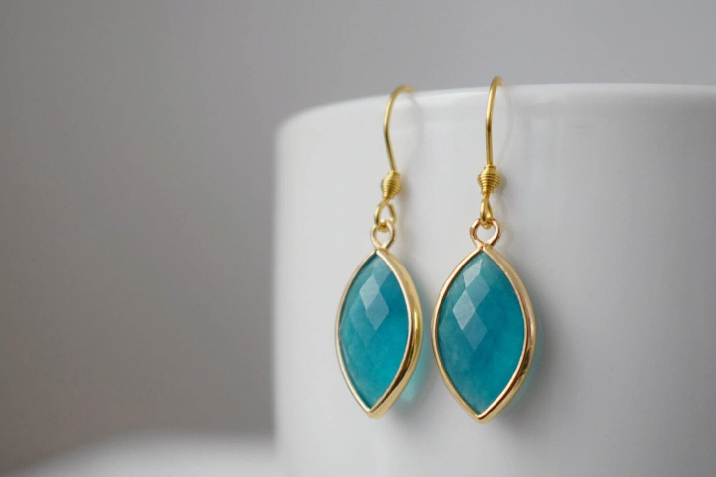 Aquamarin Jade Ohrringe, Facettierte Edelstein Ohrringe, Blau Gold Ohrhänger, Pferdeauge, Stein Hängeohrringe, Jade Gold Schmuck Geschenk