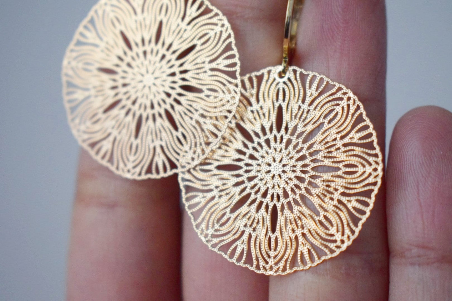 Ornament-Ohrringe für Frauen, Mandala-Huggie-Ohrringe, vergoldete Ohrringe aus Edelstahl, filigrane Boho-Creolen, Schmuckgeschenk für Sie