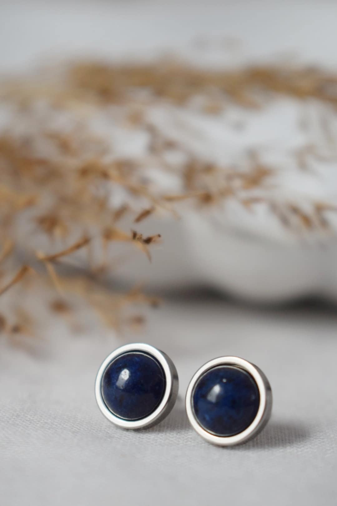 Lapislazuli-Ohrstecker aus Edelstahl, rund, 8 mm, dunkelblauer Edelstein, Geburtsstein für September, Unisex-Schmuckgeschenk