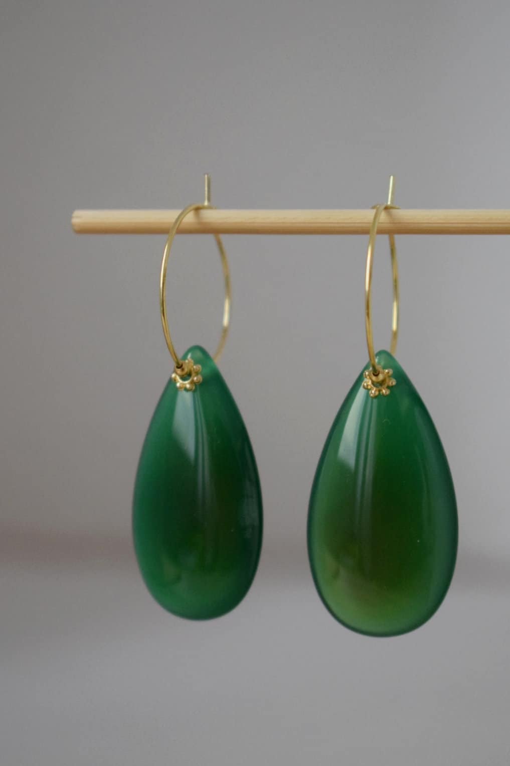 Natürliche grüne Achat Ohrringe aus 18 Karat vergoldetem Edelstahl, Lange Tropfen Edelstein Ohrringe, handgefertigtes Schmuckgeschenk