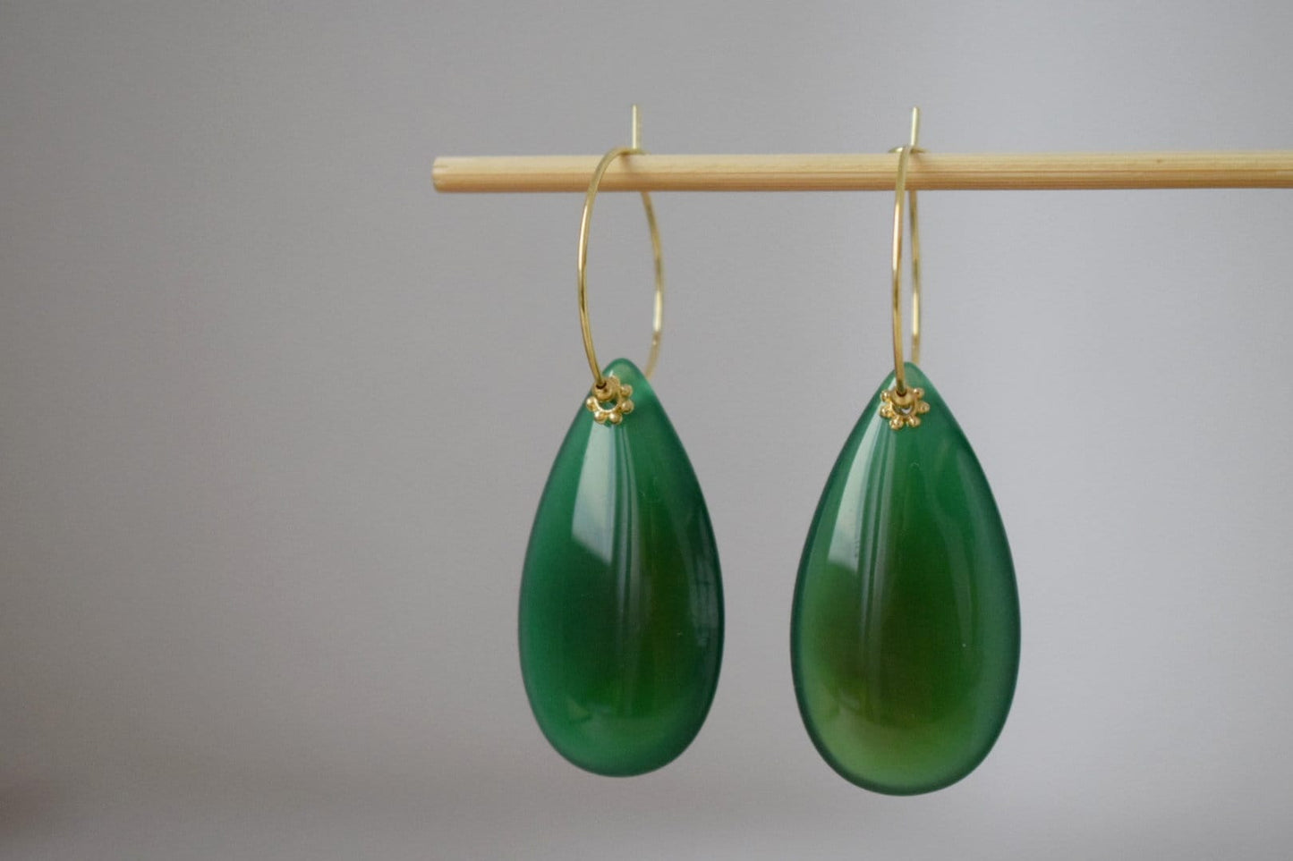 Natürliche grüne Achat Ohrringe aus 18 Karat vergoldetem Edelstahl, Lange Tropfen Edelstein Ohrringe, handgefertigtes Schmuckgeschenk