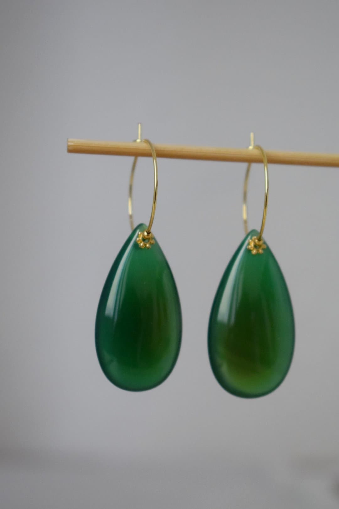 Natürliche grüne Achat Ohrringe aus 18 Karat vergoldetem Edelstahl, Lange Tropfen Edelstein Ohrringe, handgefertigtes Schmuckgeschenk