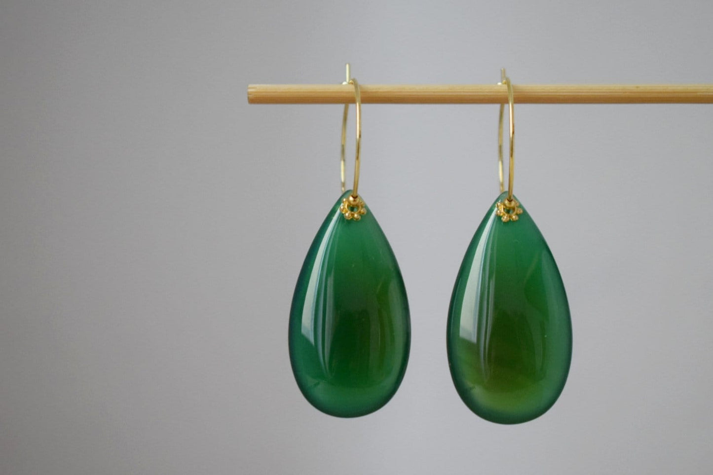 Natürliche grüne Achat Ohrringe aus 18 Karat vergoldetem Edelstahl, Lange Tropfen Edelstein Ohrringe, handgefertigtes Schmuckgeschenk