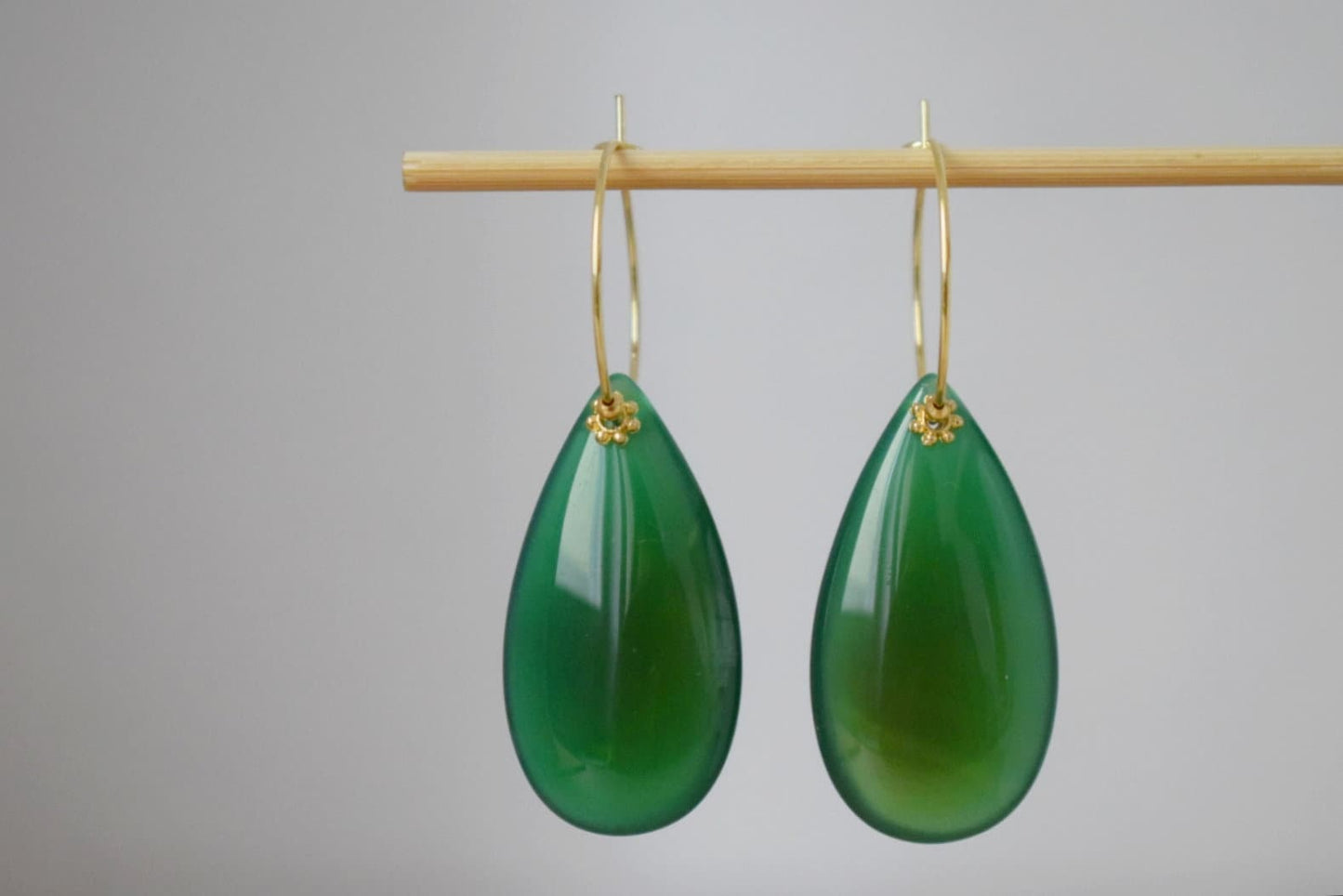 Natürliche grüne Achat Ohrringe aus 18 Karat vergoldetem Edelstahl, Lange Tropfen Edelstein Ohrringe, handgefertigtes Schmuckgeschenk