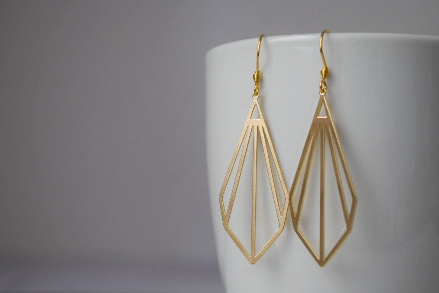 Art Deco Geometrische Goldene Ohrringe, Minimalistische leichte Tropfen Ohrringe für Frauen, 18k vergoldet, Moderner eleganter Schmuck, Geschenk für Sie