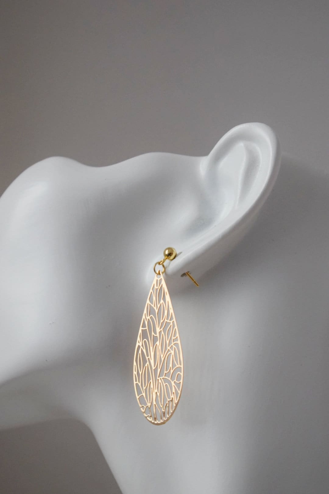 Ornament-Tropfen-Ohrstecker für Frauen, vergoldete Edelstahl-Ohrstecker mit filigranem Anhänger, Boho-Schmuck, Einzigartiges Geschenk für Sie