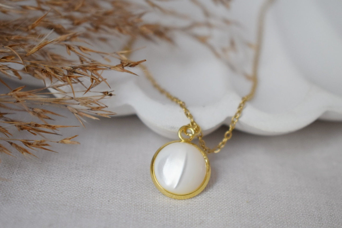 Perlmutt Muschelkette, 18 Karat vergoldete Edelstahlkette und runder Anhänger, minimalistischer Perlenschmuck, Bestes Geschenk für Sie