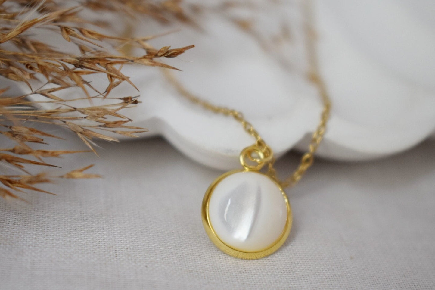 Perlmutt Muschelkette, 18 Karat vergoldete Edelstahlkette und runder Anhänger, minimalistischer Perlenschmuck, Bestes Geschenk für Sie