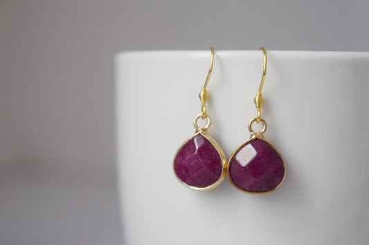 Rote Jade Ohrringe Gold, Tropfen Weinrot Facettiert Anhänger, Edelstein Hängeohrringe, Baumeln Tropfen Ohrringe Damen, Jade Schmuck, Geschenk für Sie