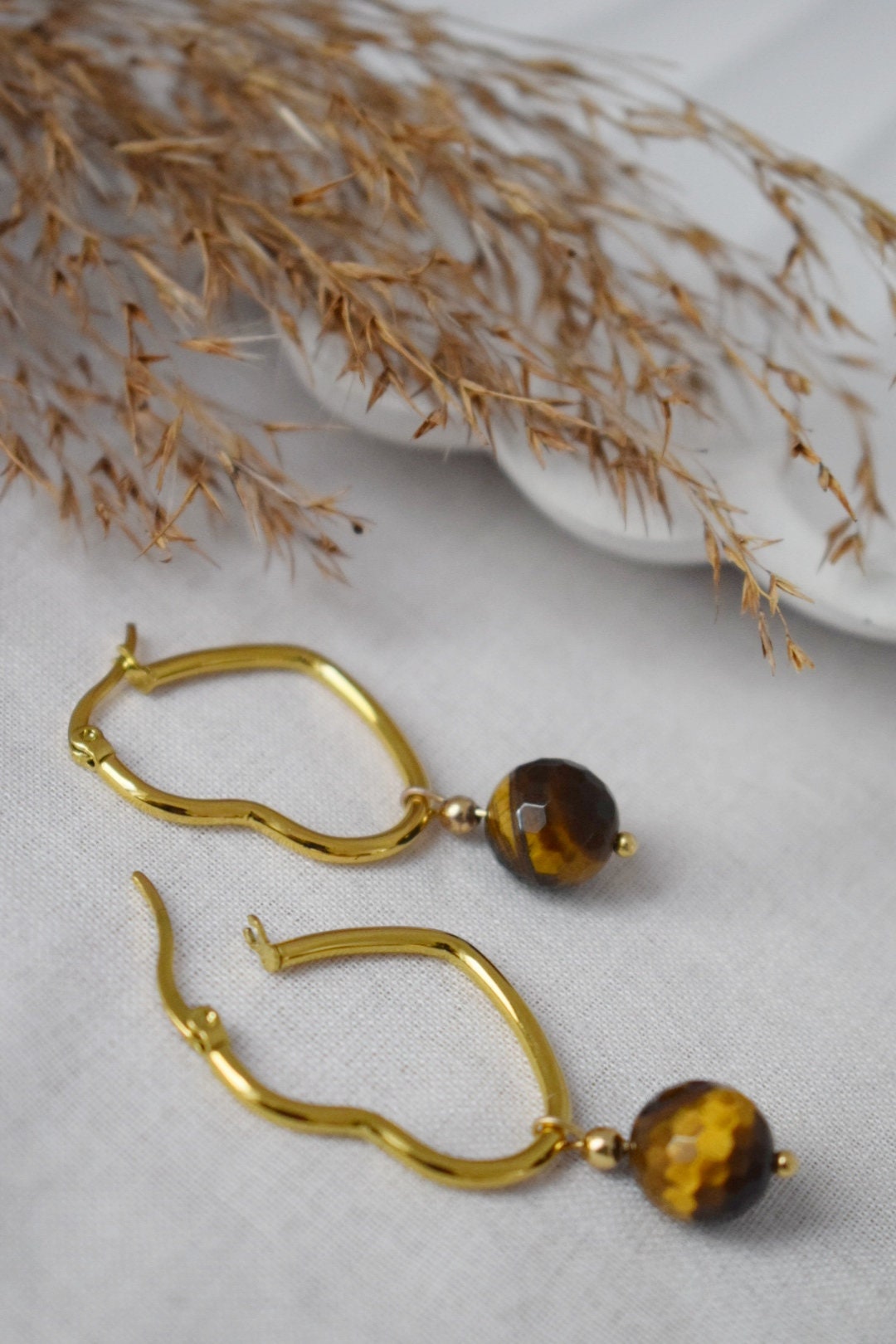 Tigerauge-Ohrringe mit vergoldeten Herz-Creolen aus Edelstahl, Edelstein-Perlenanhänger, Einzigartiges Schmuckgeschenk, Bestes Weihnachtsgeschenk