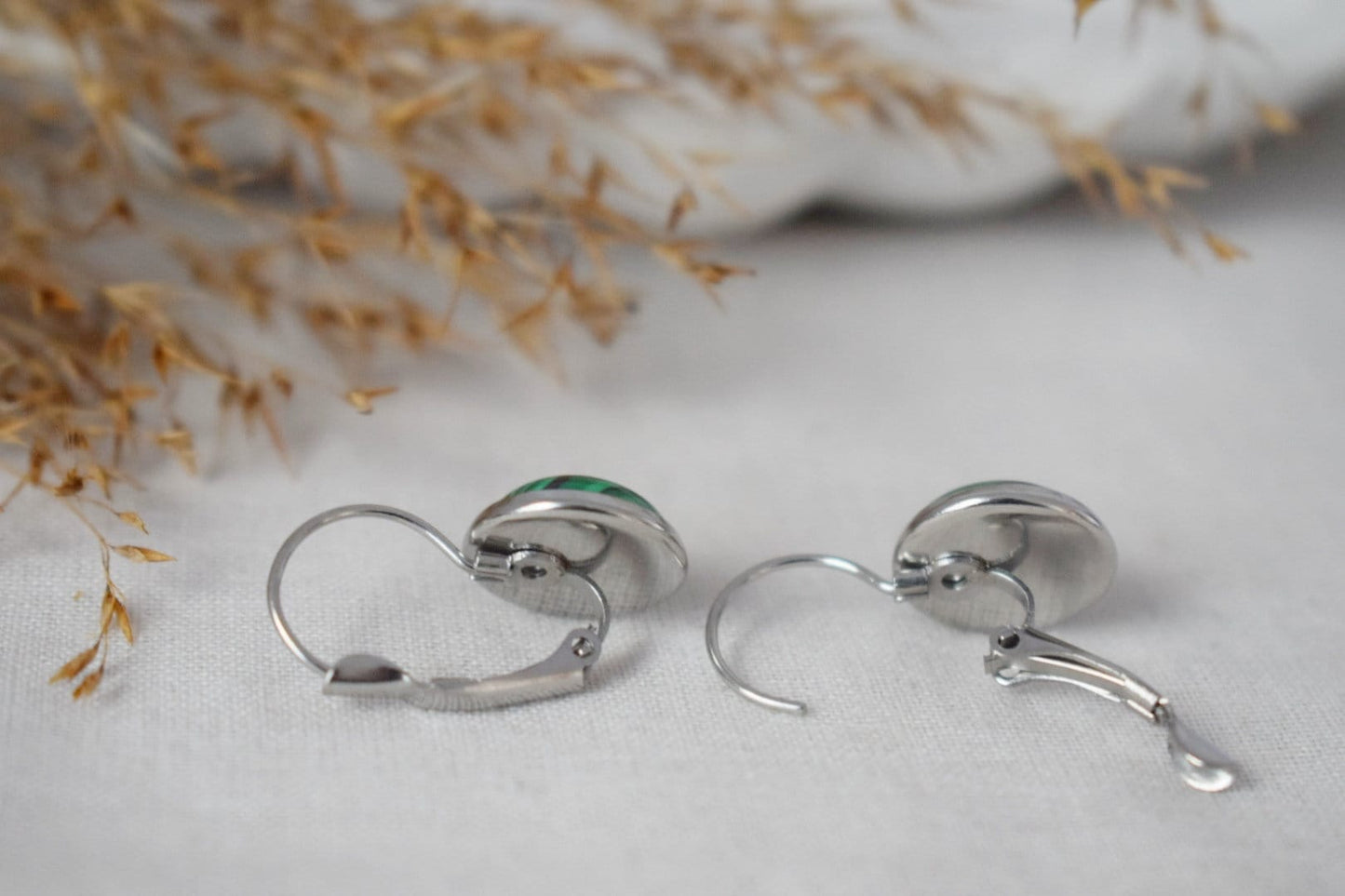 Malachit-Ohrringe, 12 mm runde Edelstein-Ohrringe aus Edelstahl mit Hebelverschluss, leichter Schmuck, bestes handgemachtes Geschenk für Sie