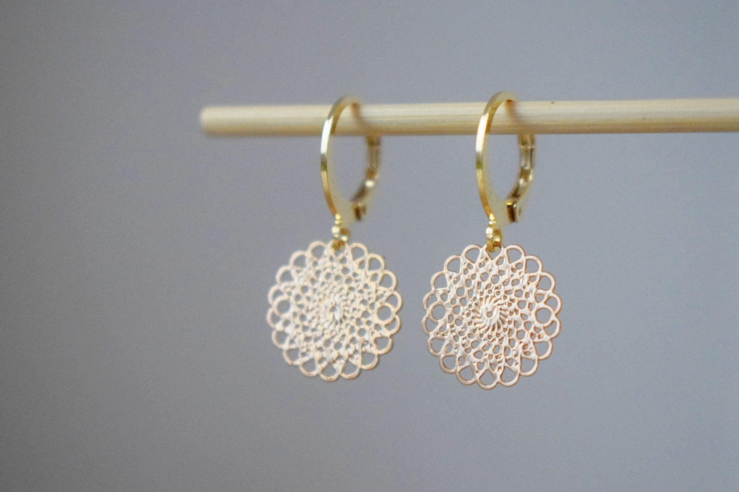 Ornament-Ohrringe für Frauen, Mandala-Huggie-Creolen, Edelstahl-Ohrringe, Boho-Filigran-Goldohrringe, Mandala-Schmuck, Geschenk für Sie