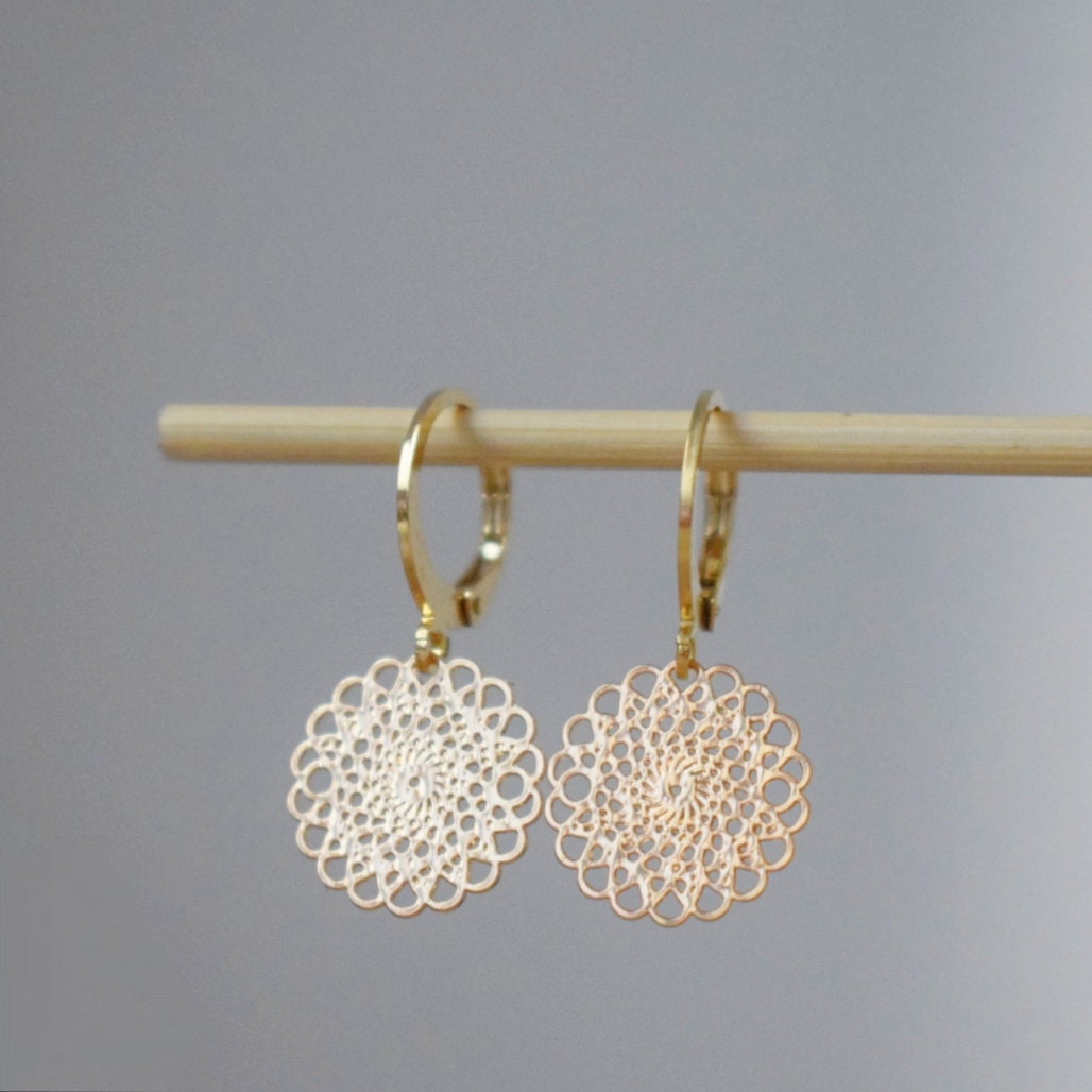 Ornament-Ohrringe für Frauen, Mandala-Huggie-Creolen, Edelstahl-Ohrringe, Boho-Filigran-Goldohrringe, Mandala-Schmuck, Geschenk für Sie