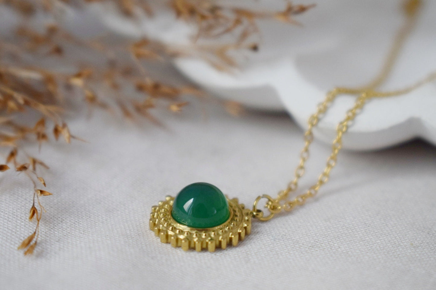 Halskette grüner Achat, 14 Karat vergoldeter Edelstahl-Anhänger mit rundem Edelstein, minimalistischer Sonnenanhänger, Geburtsstein-Unikat-Schmuckgeschenk für Sie