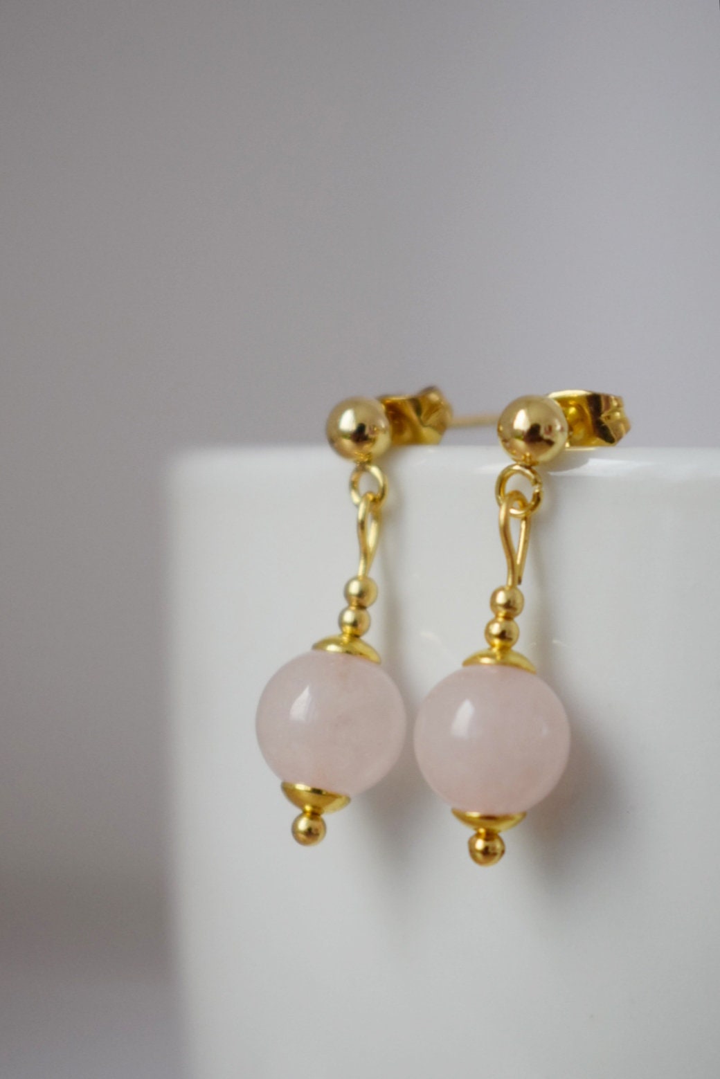 Rosenquarz Ohrstecker, Edelstein Perlen Anhänger, 24k vergoldete Edelstahl Push Back Ohrringe, Rosenquarz Schmuck, Handgemachtes Geschenk