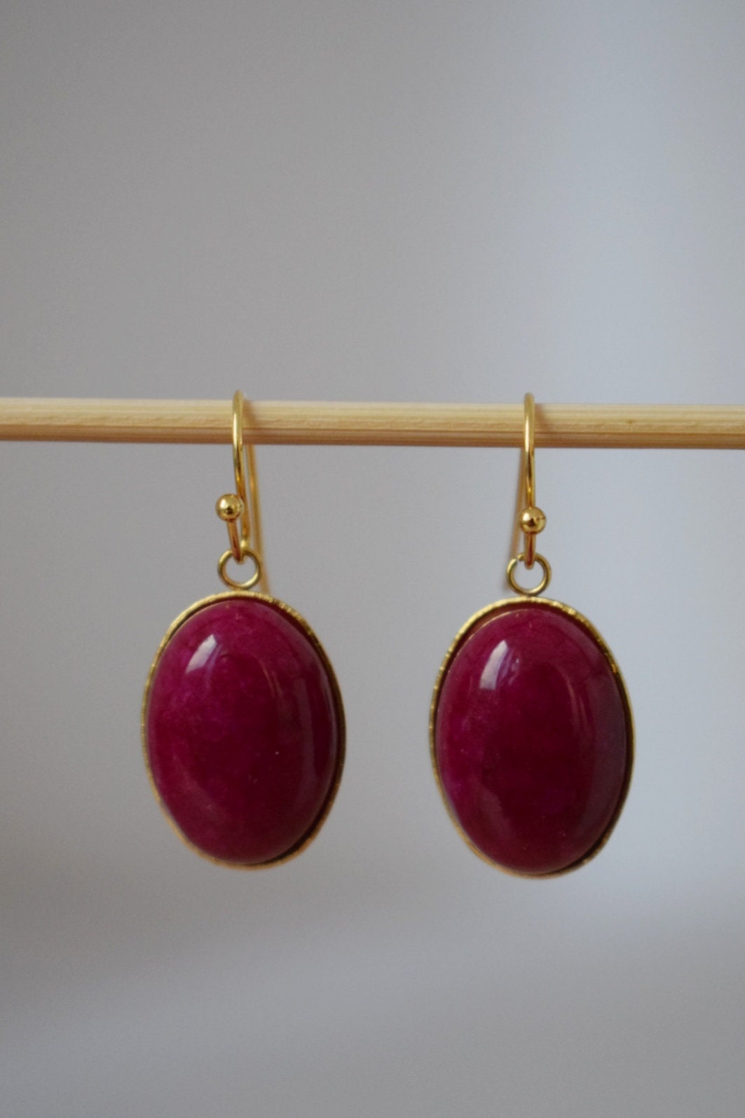 Rote Jade Ohrringe, Ovale Edelstein Hängeohrringe, Vergoldete weinrote Ohrringe, Baumelnde Tropfen Stein Ohrringe für Frauen, Jade Schmuck Geschenk