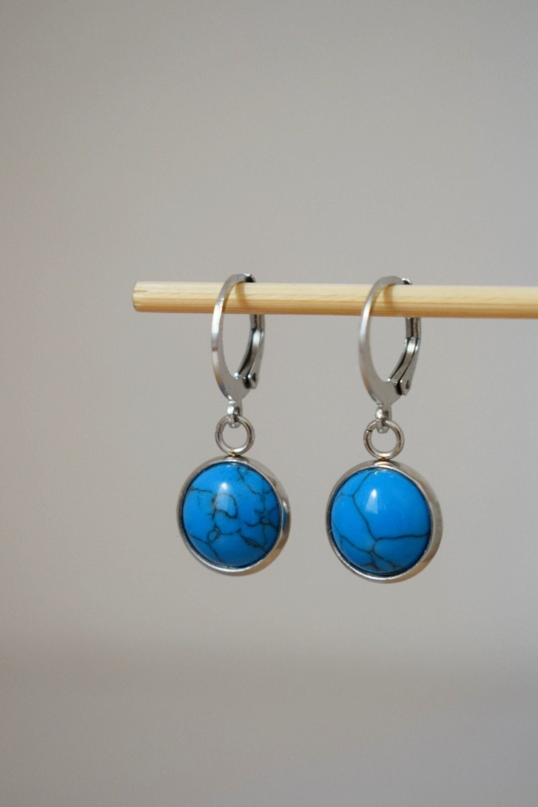 Türkisfarbene Ohrringe, Huggie-Ohrringe mit türkisfarbenem Anhänger aus Edelstahl, Runde Edelstein-Creolen, Kleiner Boho-Schmuck, Geschenk für Sie