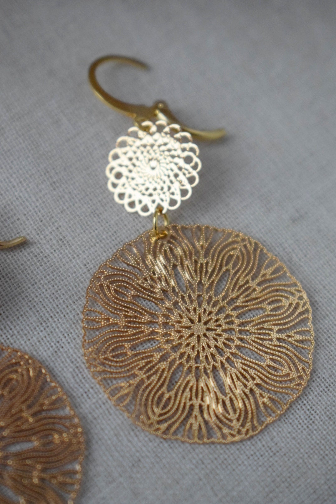 Ornament-Ohrringe für Frauen, Lange vergoldete Mandala-Ohrringe, Edelstahl-Ohrringe, filigrane Boho-Creolen, Schmuckgeschenk für Sie