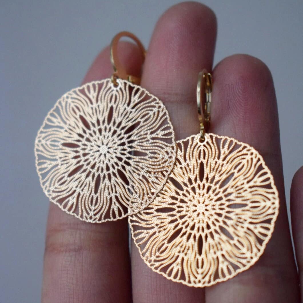 Ornament-Ohrringe für Frauen, Mandala-Huggie-Ohrringe, vergoldete Ohrringe aus Edelstahl, filigrane Boho-Creolen, Schmuckgeschenk für Sie