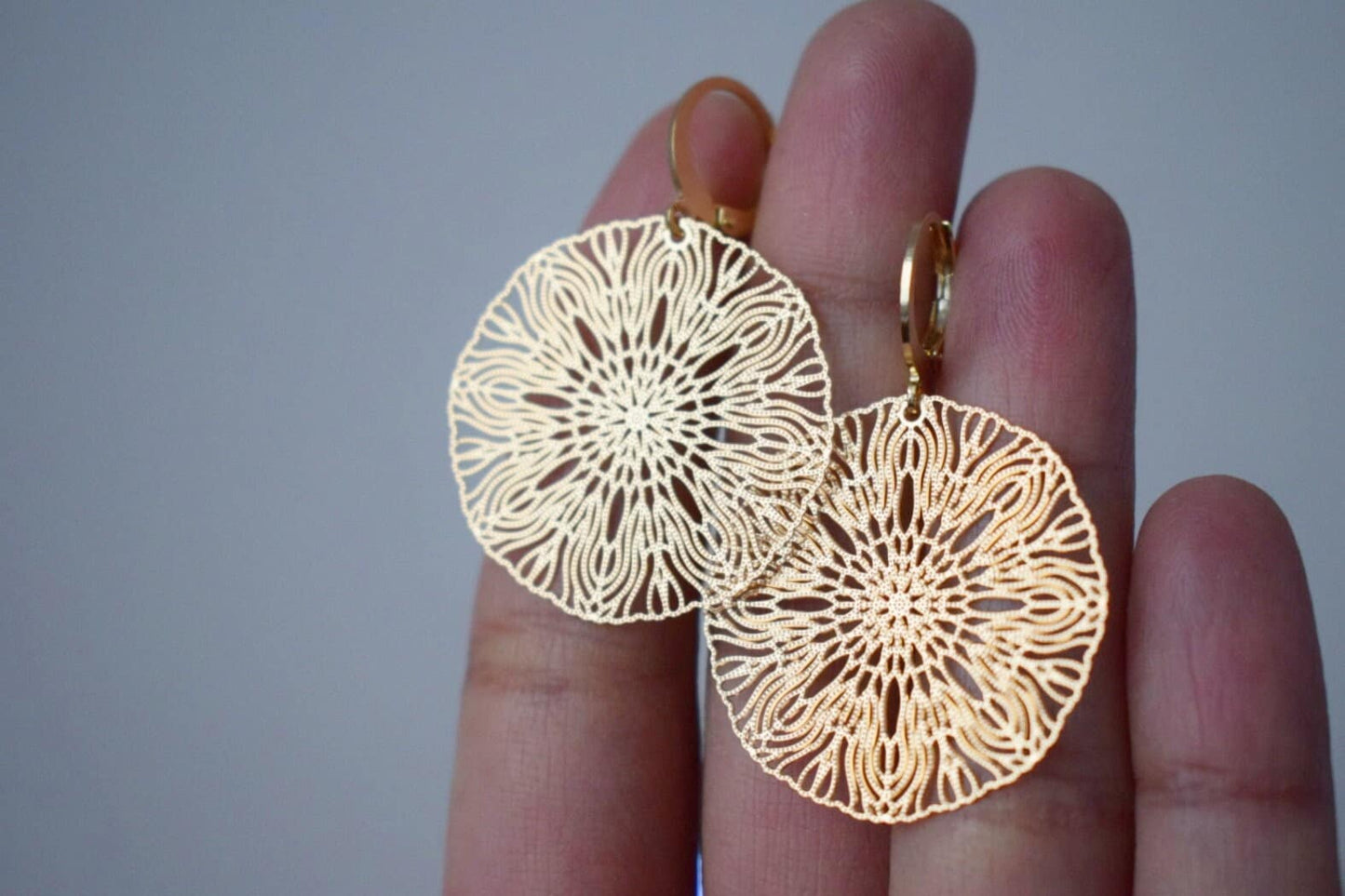 Ornament-Ohrringe für Frauen, Mandala-Huggie-Ohrringe, vergoldete Ohrringe aus Edelstahl, filigrane Boho-Creolen, Schmuckgeschenk für Sie