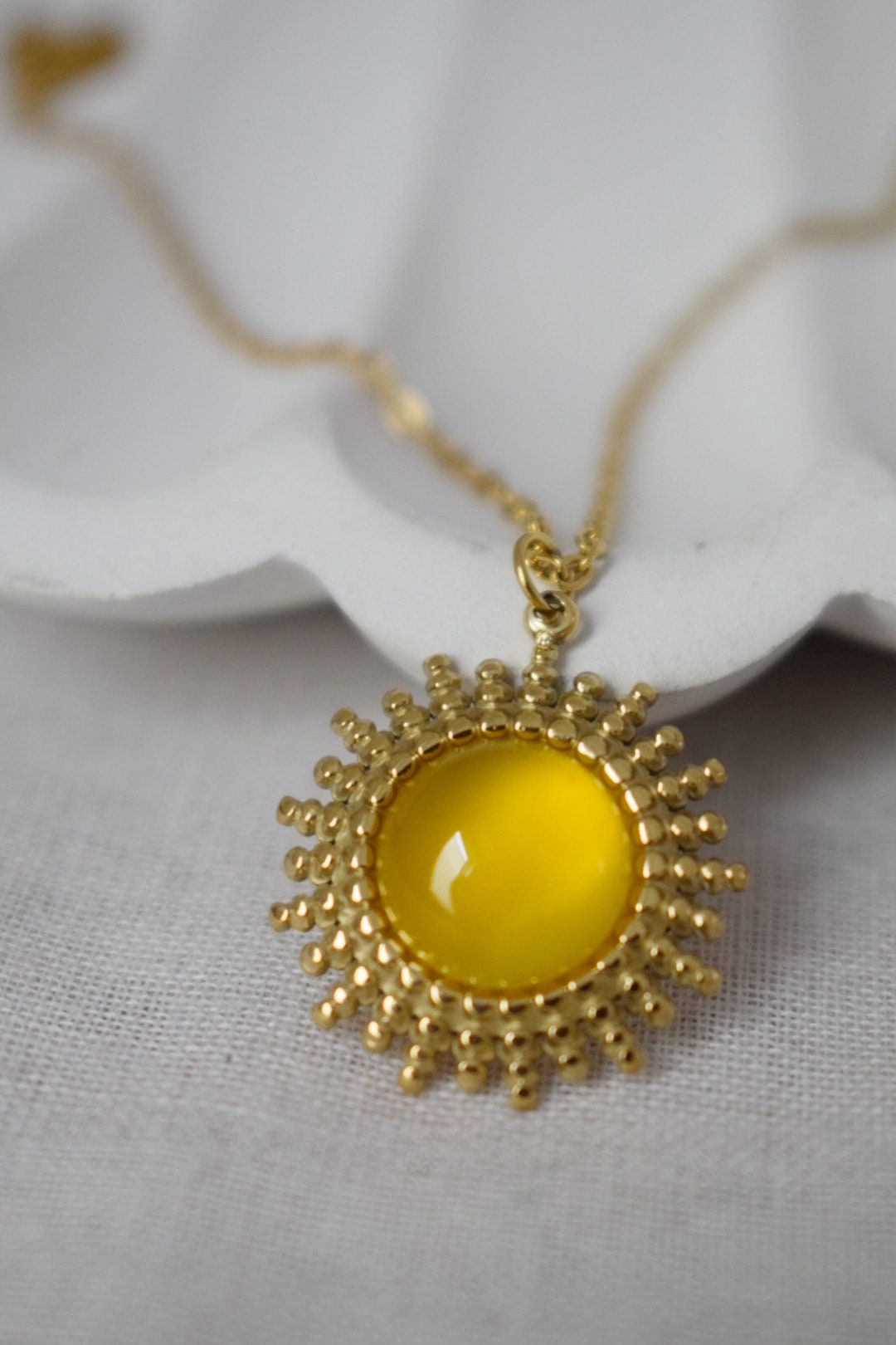 Gelbe Achatkette, runder Sonnenanhänger aus 14 Karat vergoldetem Edelstahl mit verstellbarer Halskette, Geburtsstein, einzigartiges Schmuckgeschenk