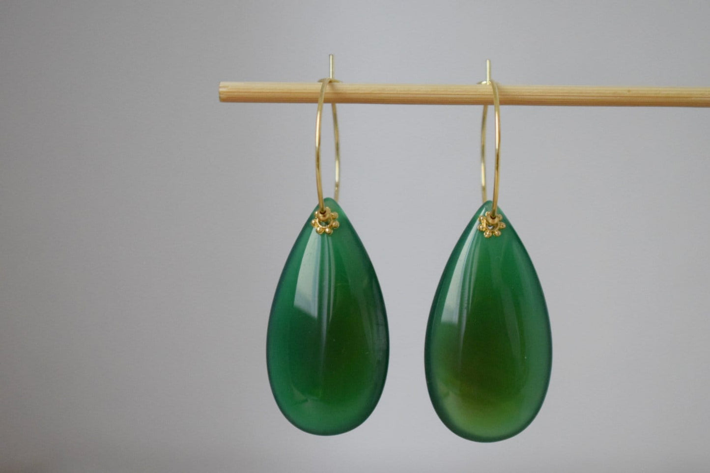 Natürliche grüne Achat Ohrringe aus 18 Karat vergoldetem Edelstahl, Lange Tropfen Edelstein Ohrringe, handgefertigtes Schmuckgeschenk
