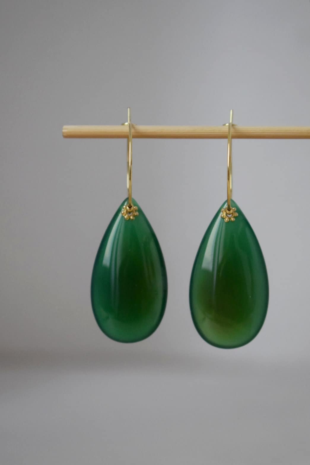 Natürliche grüne Achat Ohrringe aus 18 Karat vergoldetem Edelstahl, Lange Tropfen Edelstein Ohrringe, handgefertigtes Schmuckgeschenk