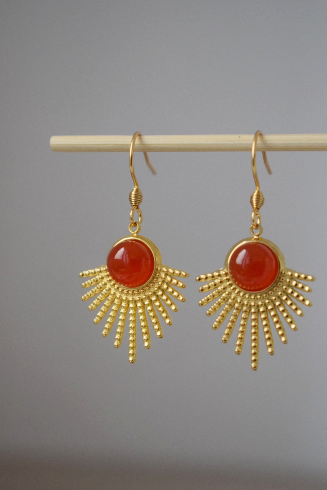 Rote Achatohrringe mit 18 Karat vergoldetem Sonnenstrahlenanhänger aus Edelstahl und Ohrhaken aus Edelstahl, Sunburst, Himmlischer Schmuck