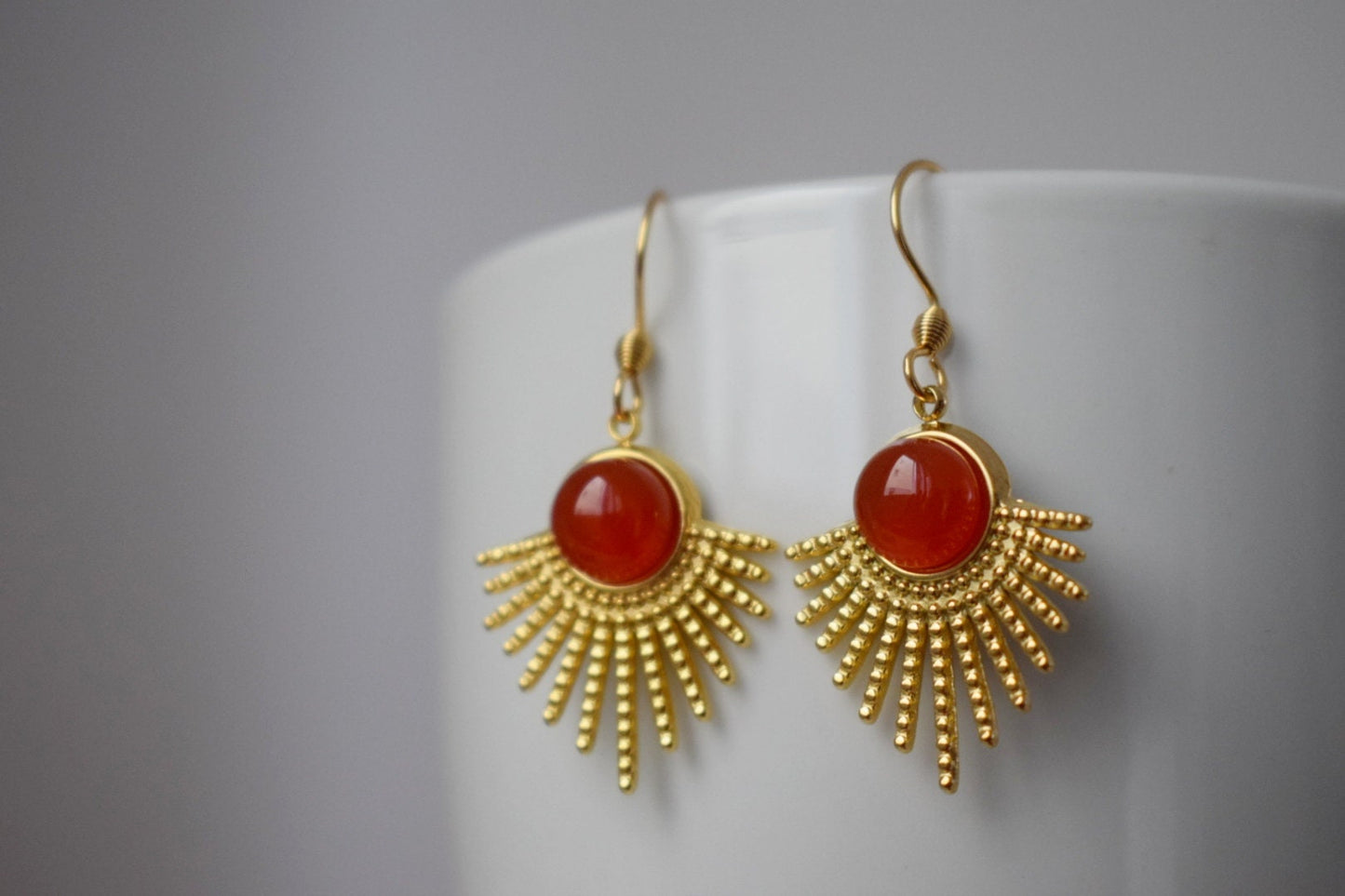 Rote Achatohrringe mit 18 Karat vergoldetem Sonnenstrahlenanhänger aus Edelstahl und Ohrhaken aus Edelstahl, Sunburst, Himmlischer Schmuck