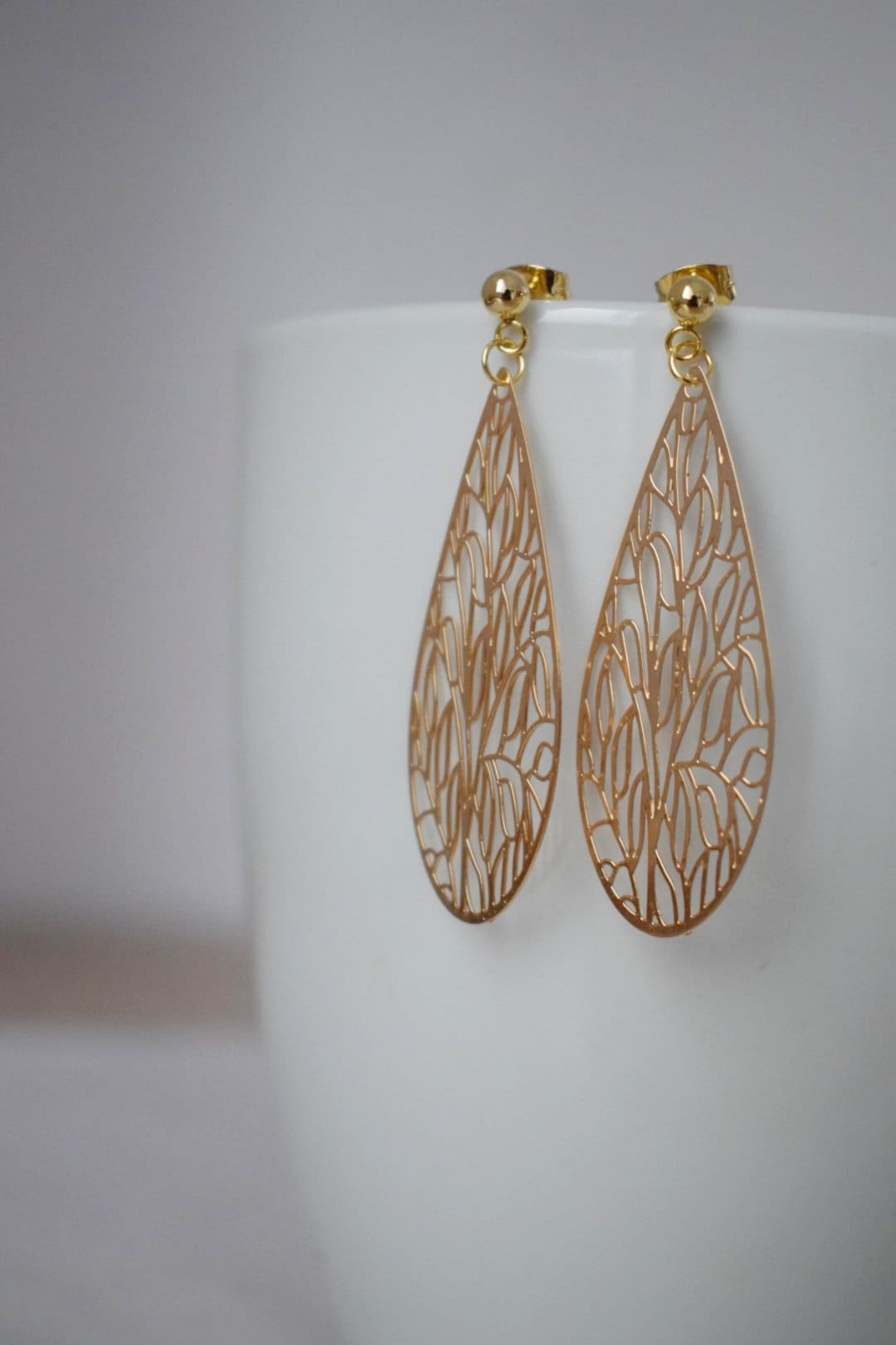 Ornament-Tropfen-Ohrstecker für Frauen, vergoldete Edelstahl-Ohrstecker mit filigranem Anhänger, Boho-Schmuck, Einzigartiges Geschenk für Sie