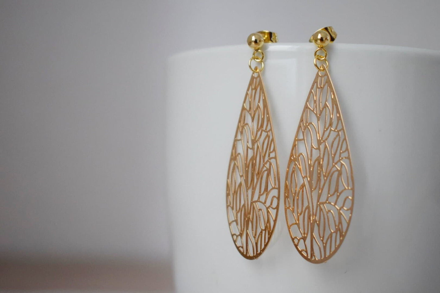 Ornament-Tropfen-Ohrstecker für Frauen, vergoldete Edelstahl-Ohrstecker mit filigranem Anhänger, Boho-Schmuck, Einzigartiges Geschenk für Sie