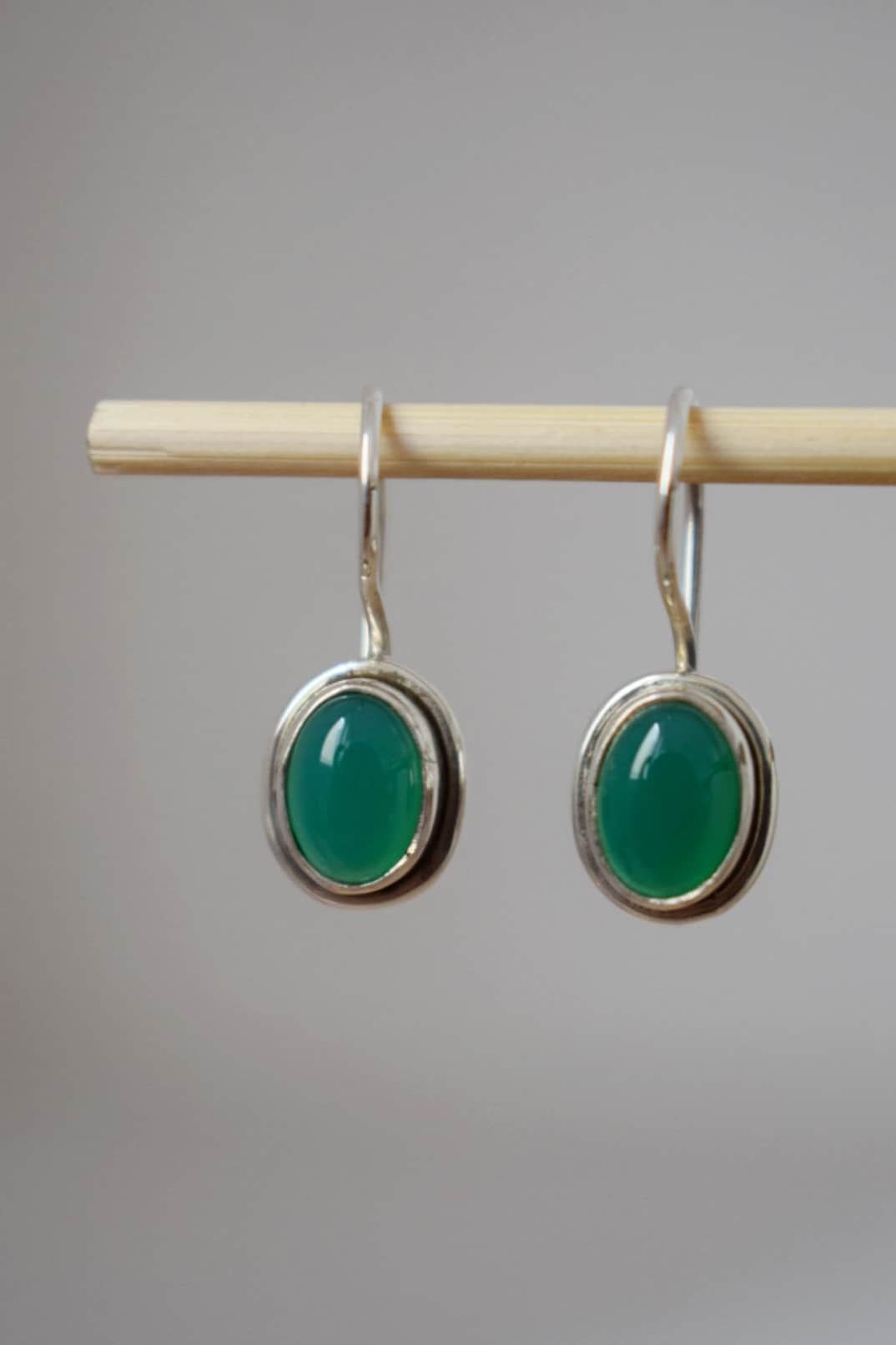 Muttertagsgeschenke, Kleine grüne Onyx Ohrringe aus 925 Sterling Silber, Naturstein, Einzigartige ovale Edelstein Ohrringe, Minimalistischer Schmuck