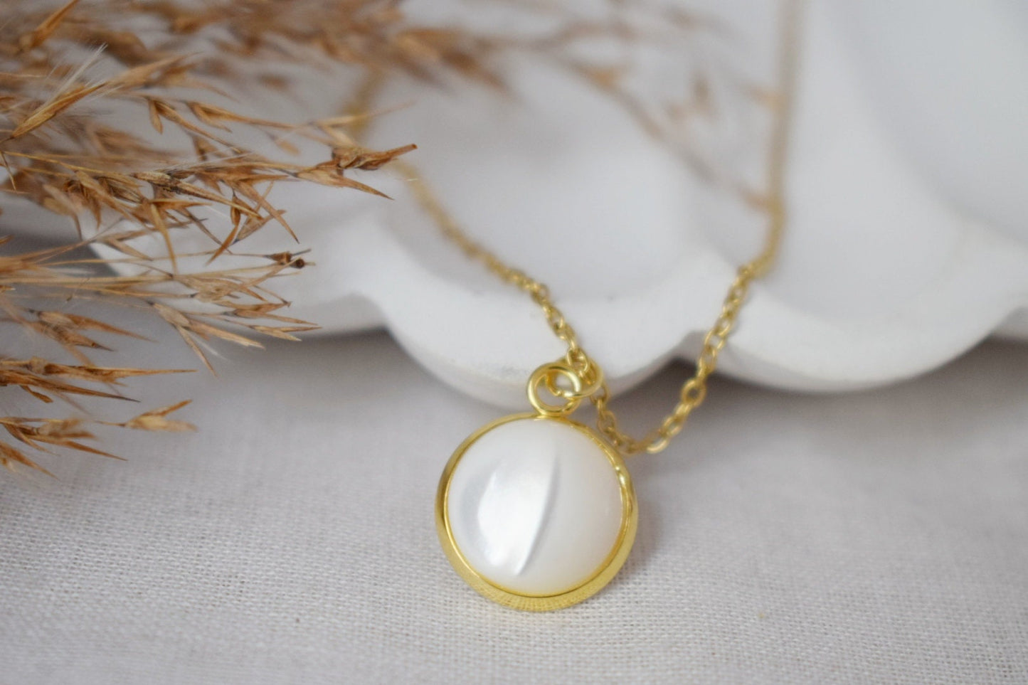 Perlmutt Muschelkette, 18 Karat vergoldete Edelstahlkette und runder Anhänger, minimalistischer Perlenschmuck, Bestes Geschenk für Sie