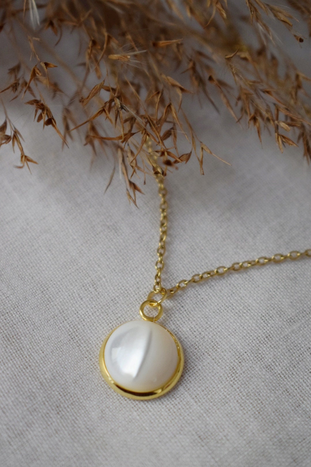 Perlmutt Muschelkette, 18 Karat vergoldete Edelstahlkette und runder Anhänger, minimalistischer Perlenschmuck, Bestes Geschenk für Sie