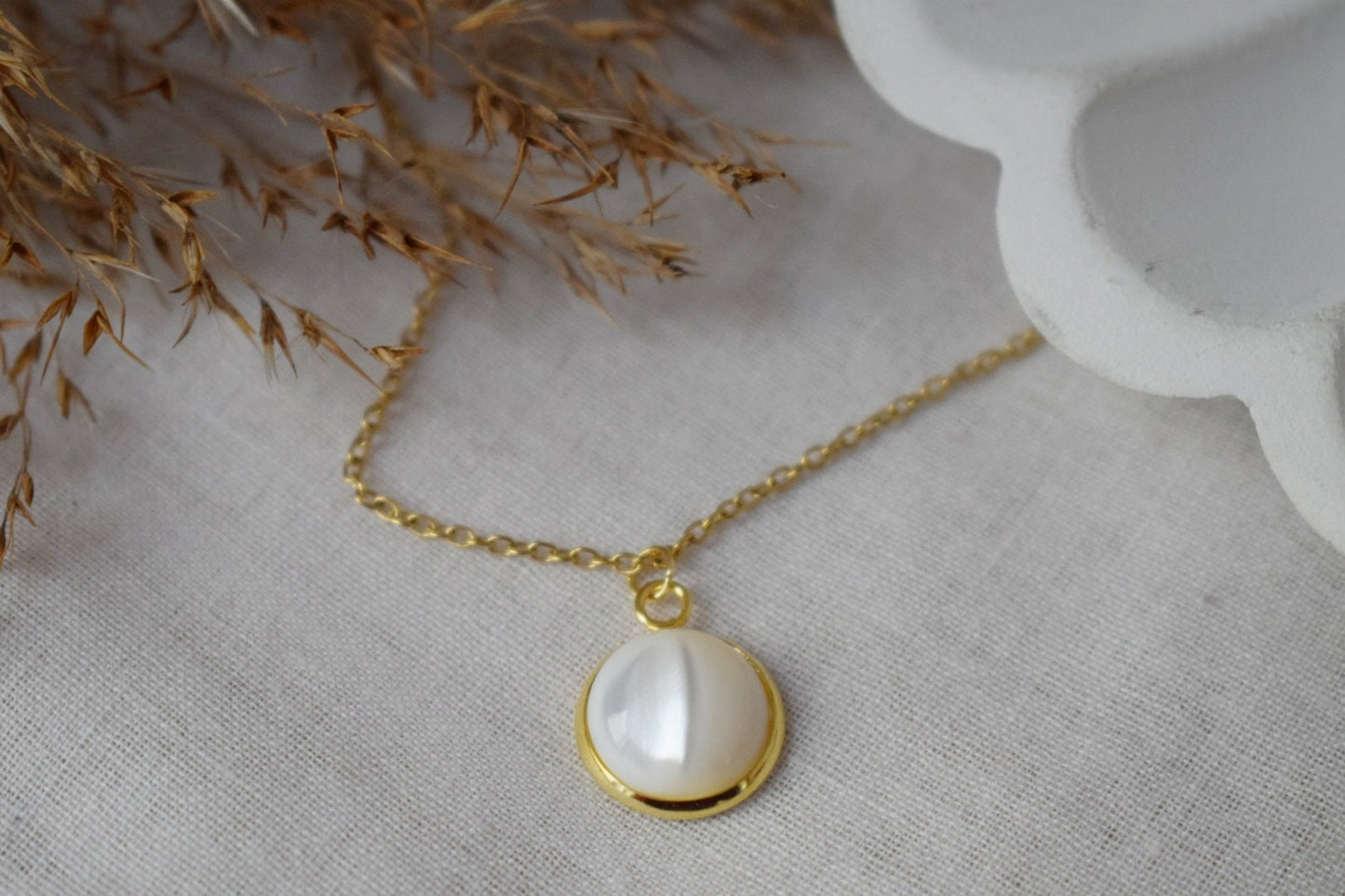 Perlmutt Muschelkette, 18 Karat vergoldete Edelstahlkette und runder Anhänger, minimalistischer Perlenschmuck, Bestes Geschenk für Sie