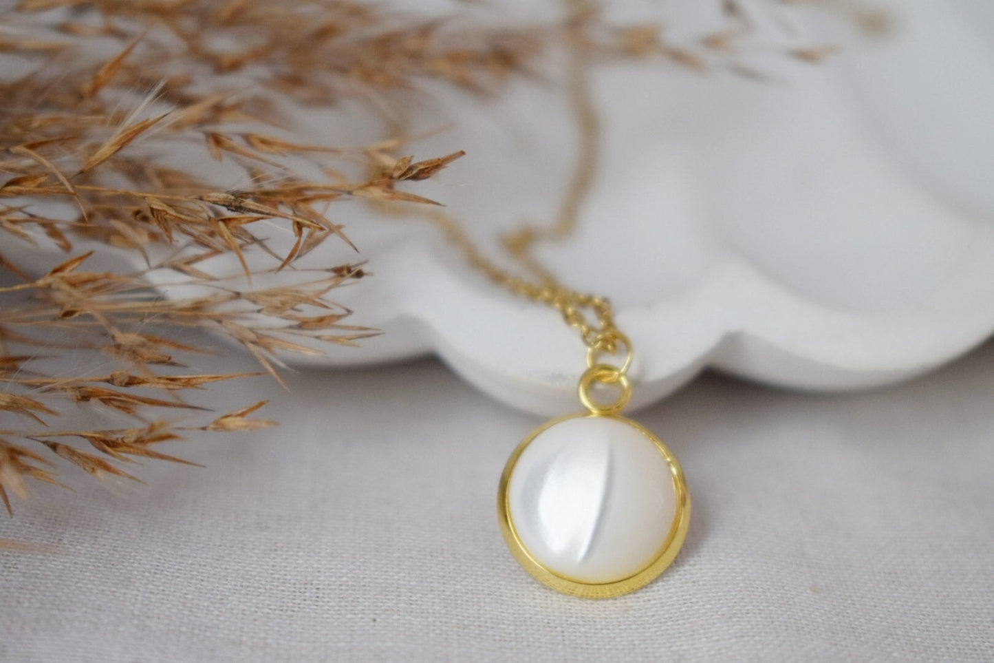 Perlmutt Muschelkette, 18 Karat vergoldete Edelstahlkette und runder Anhänger, minimalistischer Perlenschmuck, Bestes Geschenk für Sie