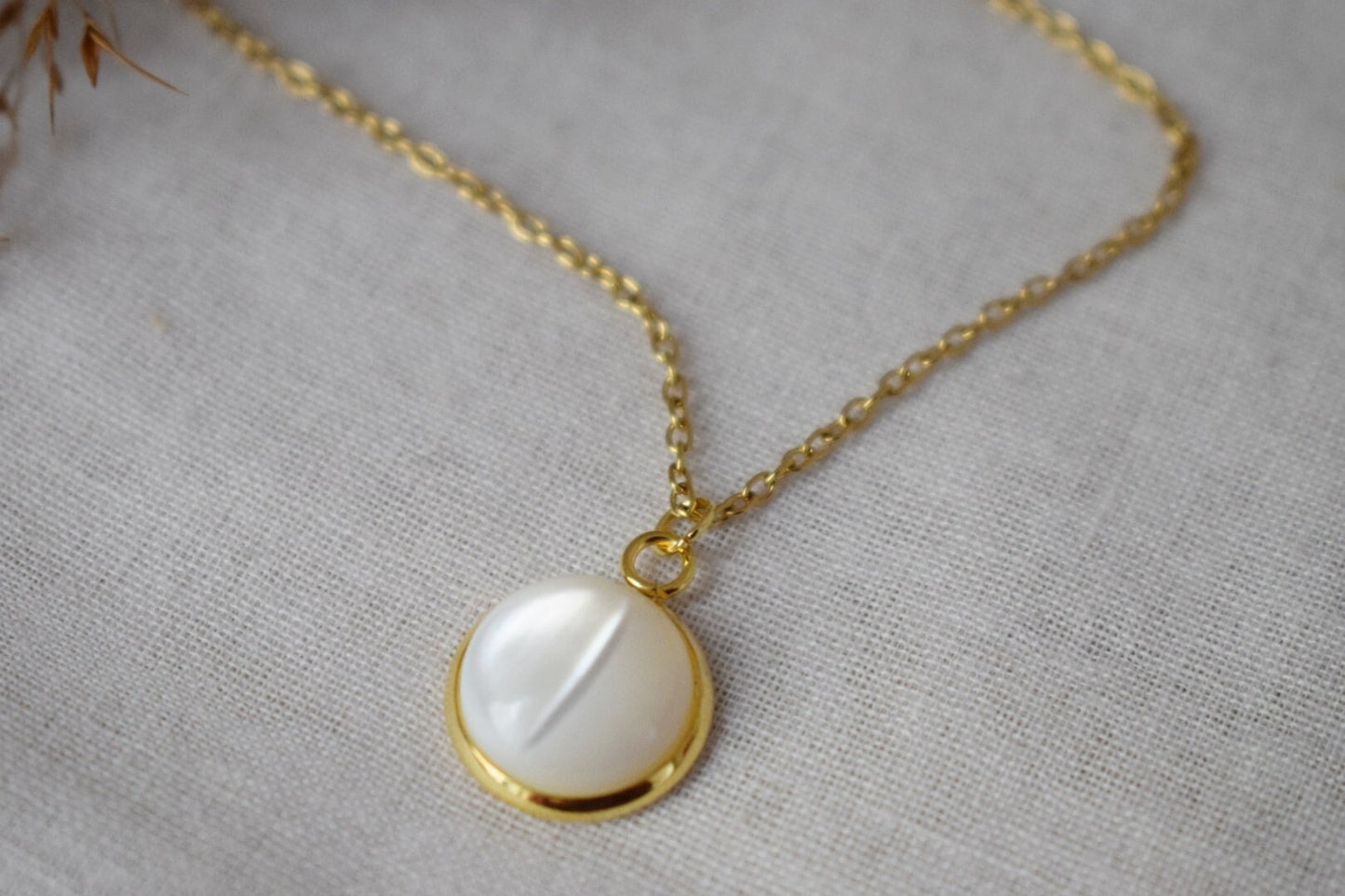 Perlmutt Muschelkette, 18 Karat vergoldete Edelstahlkette und runder Anhänger, minimalistischer Perlenschmuck, Bestes Geschenk für Sie