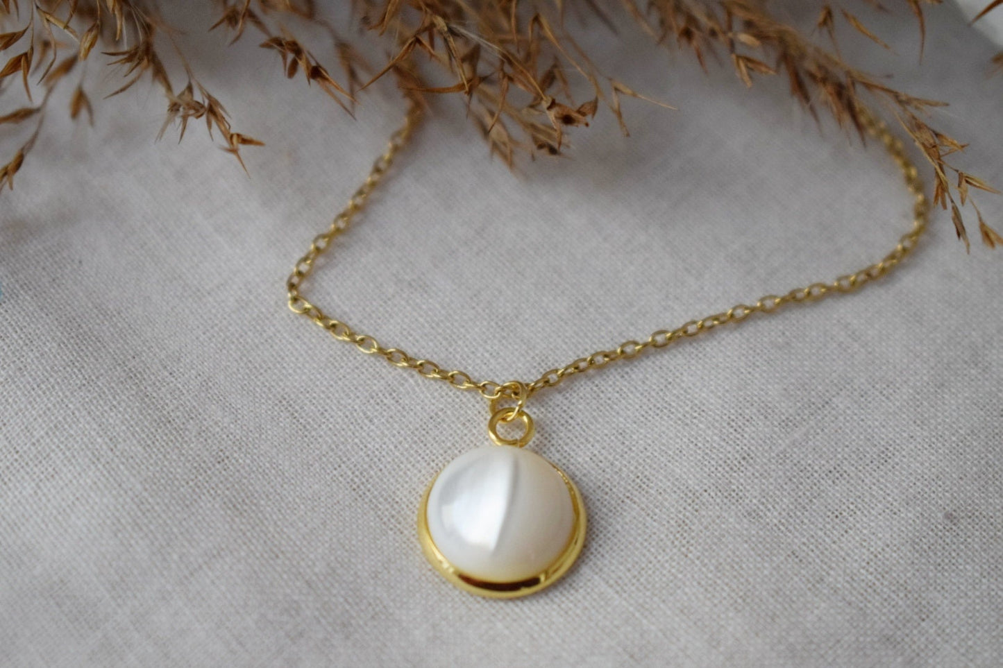 Perlmutt Muschelkette, 18 Karat vergoldete Edelstahlkette und runder Anhänger, minimalistischer Perlenschmuck, Bestes Geschenk für Sie