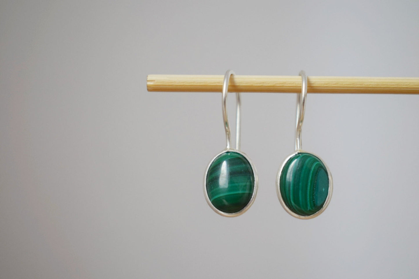 Malachit Ohrringe Sterling Silber, Kleine ovale grüne Edelstein Ohrringe, Naturstein, Einzigartiger Geburtsstein Schmuck, Muttertagsgeschenk