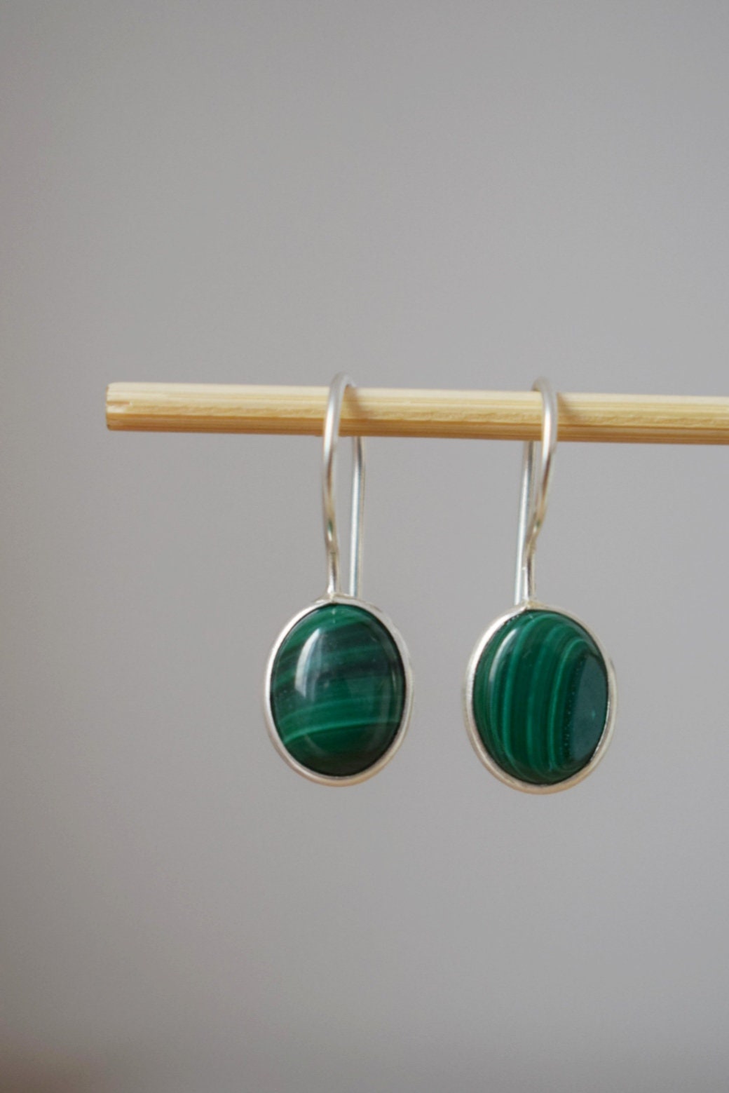 Malachit Ohrringe Sterling Silber, Kleine ovale grüne Edelstein Ohrringe, Naturstein, Einzigartiger Geburtsstein Schmuck, Muttertagsgeschenk