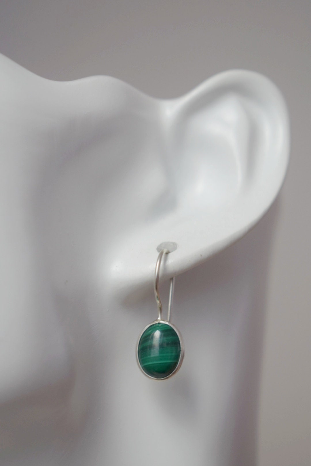 Malachit Ohrringe Sterling Silber, Kleine ovale grüne Edelstein Ohrringe, Naturstein, Einzigartiger Geburtsstein Schmuck, Muttertagsgeschenk