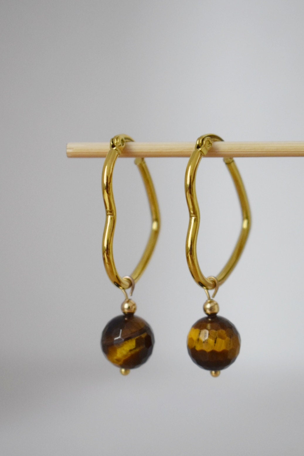 Tigerauge-Ohrringe mit vergoldeten Herz-Creolen aus Edelstahl, Edelstein-Perlenanhänger, Einzigartiges Schmuckgeschenk, Bestes Weihnachtsgeschenk