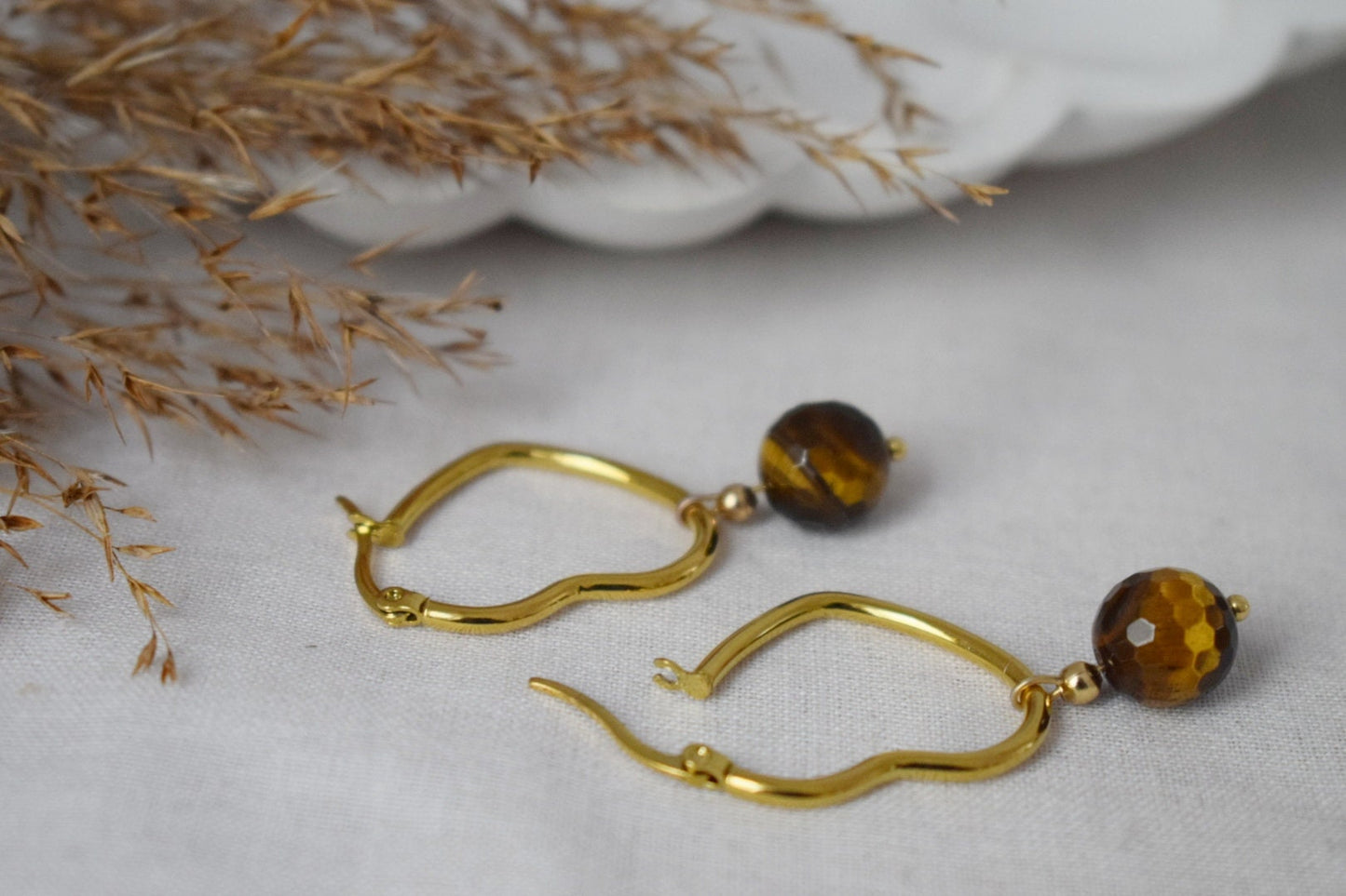 Tigerauge-Ohrringe mit vergoldeten Herz-Creolen aus Edelstahl, Edelstein-Perlenanhänger, Einzigartiges Schmuckgeschenk, Bestes Weihnachtsgeschenk