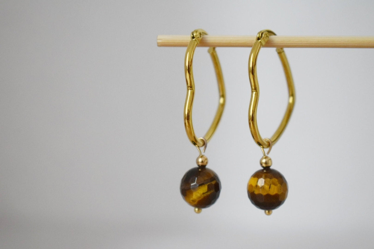 Tigerauge-Ohrringe mit vergoldeten Herz-Creolen aus Edelstahl, Edelstein-Perlenanhänger, Einzigartiges Schmuckgeschenk, Bestes Weihnachtsgeschenk